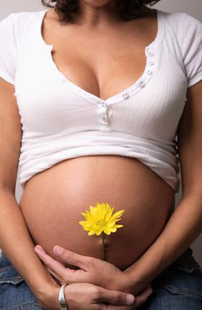 Bellezza in gravidanza: la cura dei capelli e delle unghie