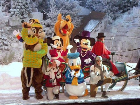 Regala la magia, questo Natale visita con tuo figlio Disneyland Paris