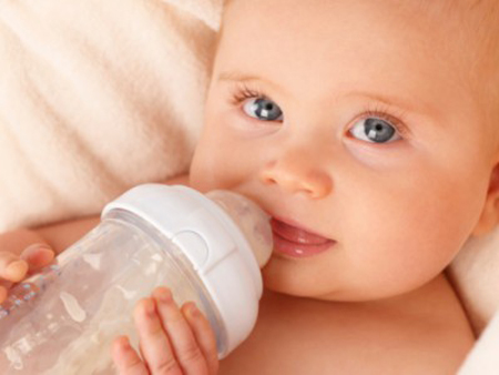 Svezzamento: quando introdurre il latte vaccino