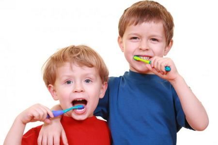 Il primo spazzolino da denti, come sceglierlo