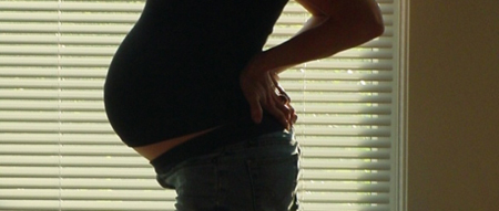Mal di schiena in gravidanza: quali sono le posture giuste