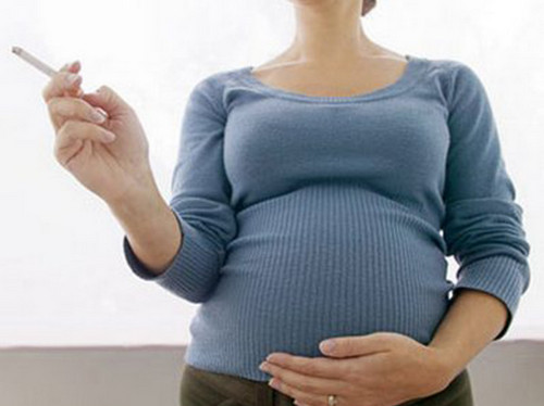 Fumare in gravidanza causa problemi alla pressione sanguigna del nascituro