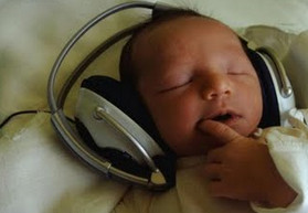 neonato che ascolta musica