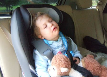 Come viaggiare sicuri in auto con i bambini