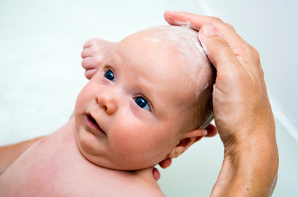 Come fare lo shampoo al bambino