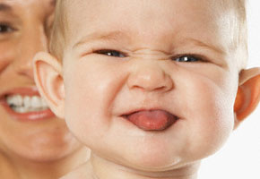 Il bambino ha il frenulo linguale corto, cosa fare?