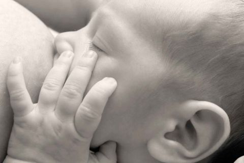 Il latte materno favorisce un sano sviluppo intestinale nel neonato