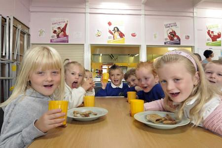 bambini mangiano al nido