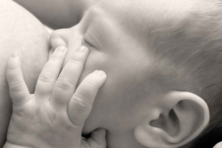 Il latte della mamma non si scorda mai: la campagna per l'allattamento al seno del Ministero della Salute
