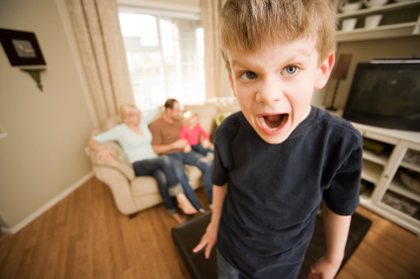 Consigli pratici per calmare i bambini aggressivi