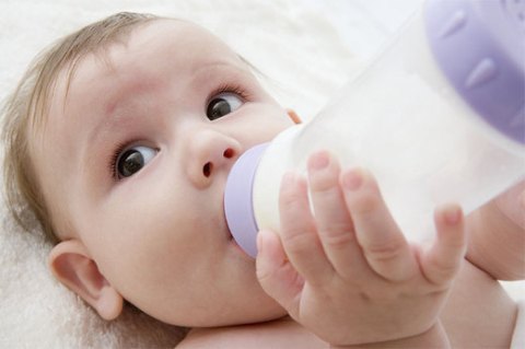 Bisogna dare da bere ai neonati?