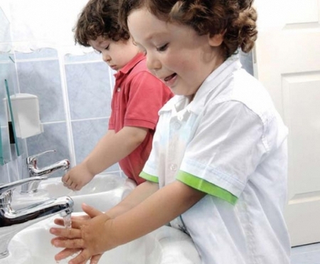 Insegnare al bambino a lavarsi e vestirsi da solo