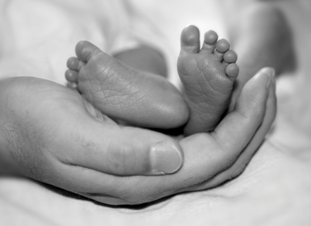 Massaggiare i piedi del bambino: la riflessologia plantare