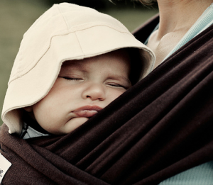 tenere bambino in braccio