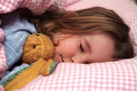 Un buon rapporto genitori-figlio aiuta i bambini a dormire meglio