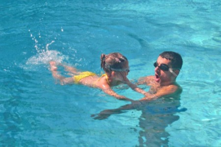 Insegnare a nuotare al bambino