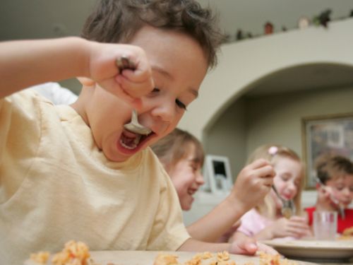 Come comportarsi se il bambino mangia troppo