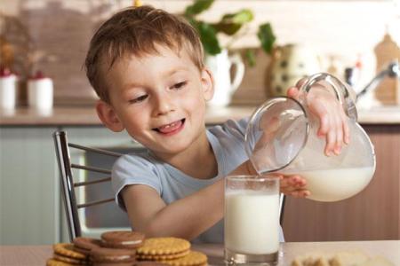 Bere latte aiuta i bambini a mantenere il peso forma