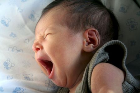 Per neonati e bambini lo sbadiglio non è contagioso