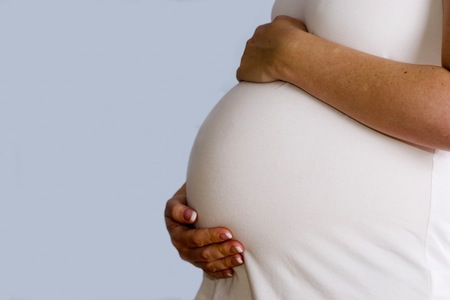 Scoliosi e gravidanza, i timori della futura mamma sono infondati