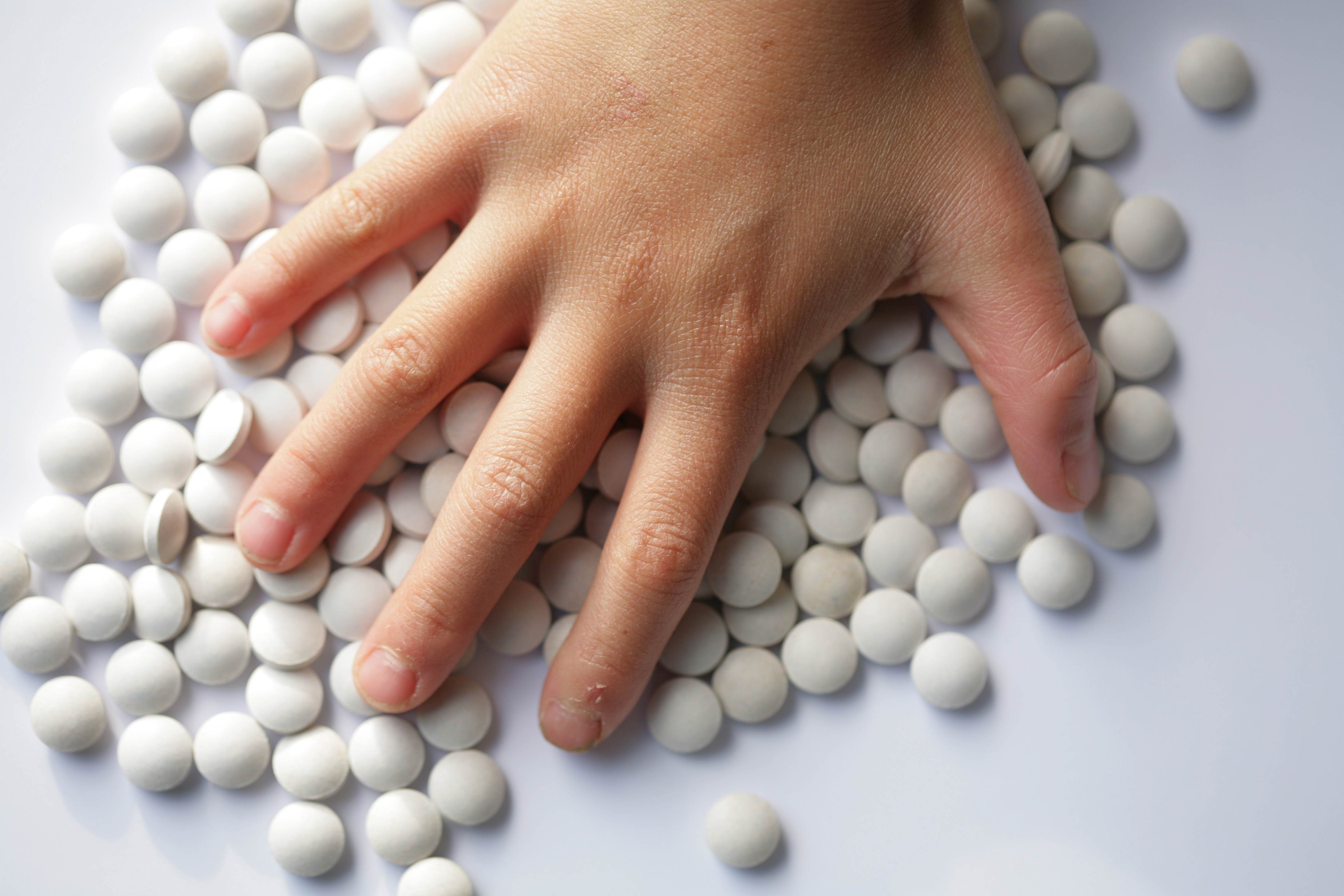 Effetti collaterali del paracetamolo: diminuire il dosaggio nei bambini?