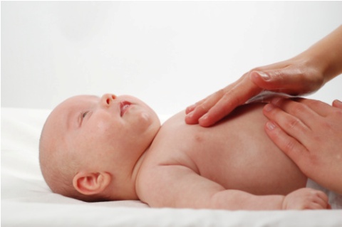Il massaggio pediatrico per alleviare raffreddore e naso chiuso
