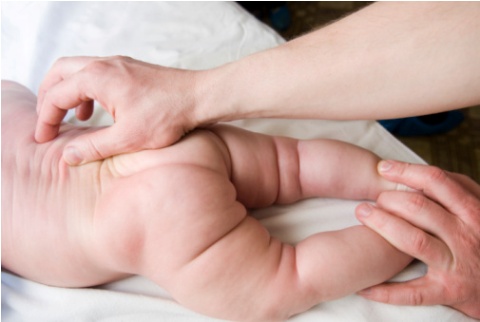 Il massaggi pediatrico contro otite e congiuntivite