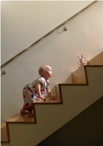 Sviluppo motorio del bambino: imparare a saltellare e a fare le scale