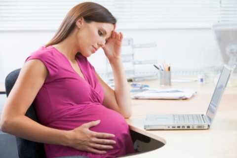 Mal di testa in gravidanza? Possibile distacco della placenta