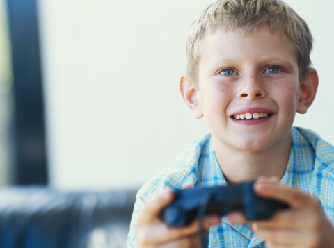 Pasti più calorici per i bambini che giocano ai videogame prima di pranzo