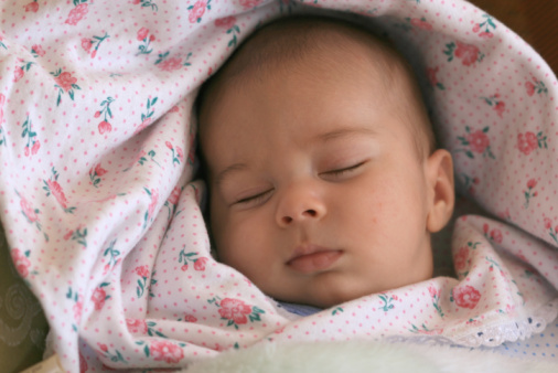 Neonati, le regole per un sonno sicuro