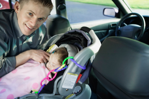 In auto con i bambini, le regole per viaggiare sicuri