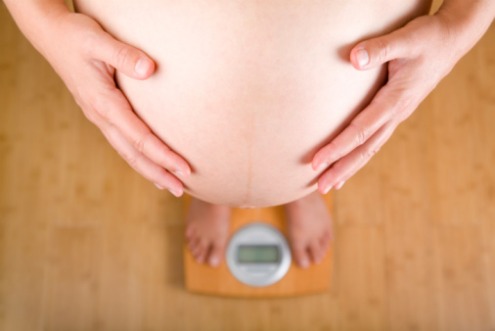 I bimbi nati da mamme obese hanno più grasso anche nel fegato