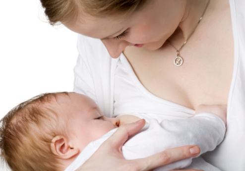 Le mamme sono più protettive se allattano al seno