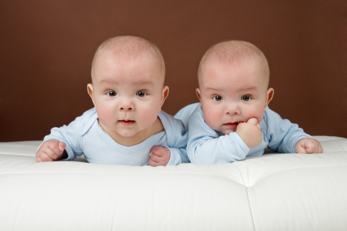 Trieste, nati due gemelli a un mese di distanza