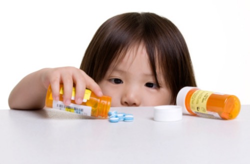 Il 25% dei bambini scambia farmaci per caramelle
