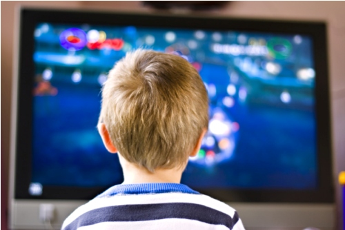Troppa televisione rende i bambini poco studiosi e cicciottelli