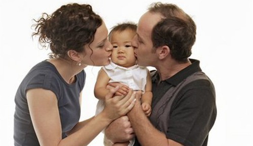 Cameron rivoluziona le politiche per le adozioni: troppi neonati soli