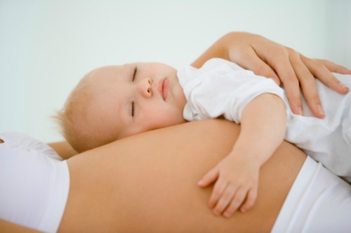 mamma con neonato sulla pancia