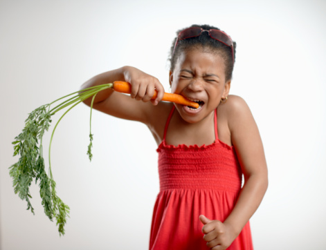I bambini imparano a mangiare le verdure ricevendo un piccolo premio