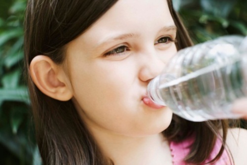 I bambini devono bere 8 bicchieri d'acqua al giorno