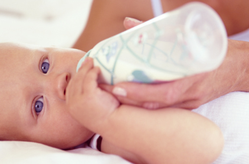 Il biberon rende i bambini più calmi, rispetto l'allattamento al seno