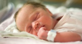 neonato con braccialetto