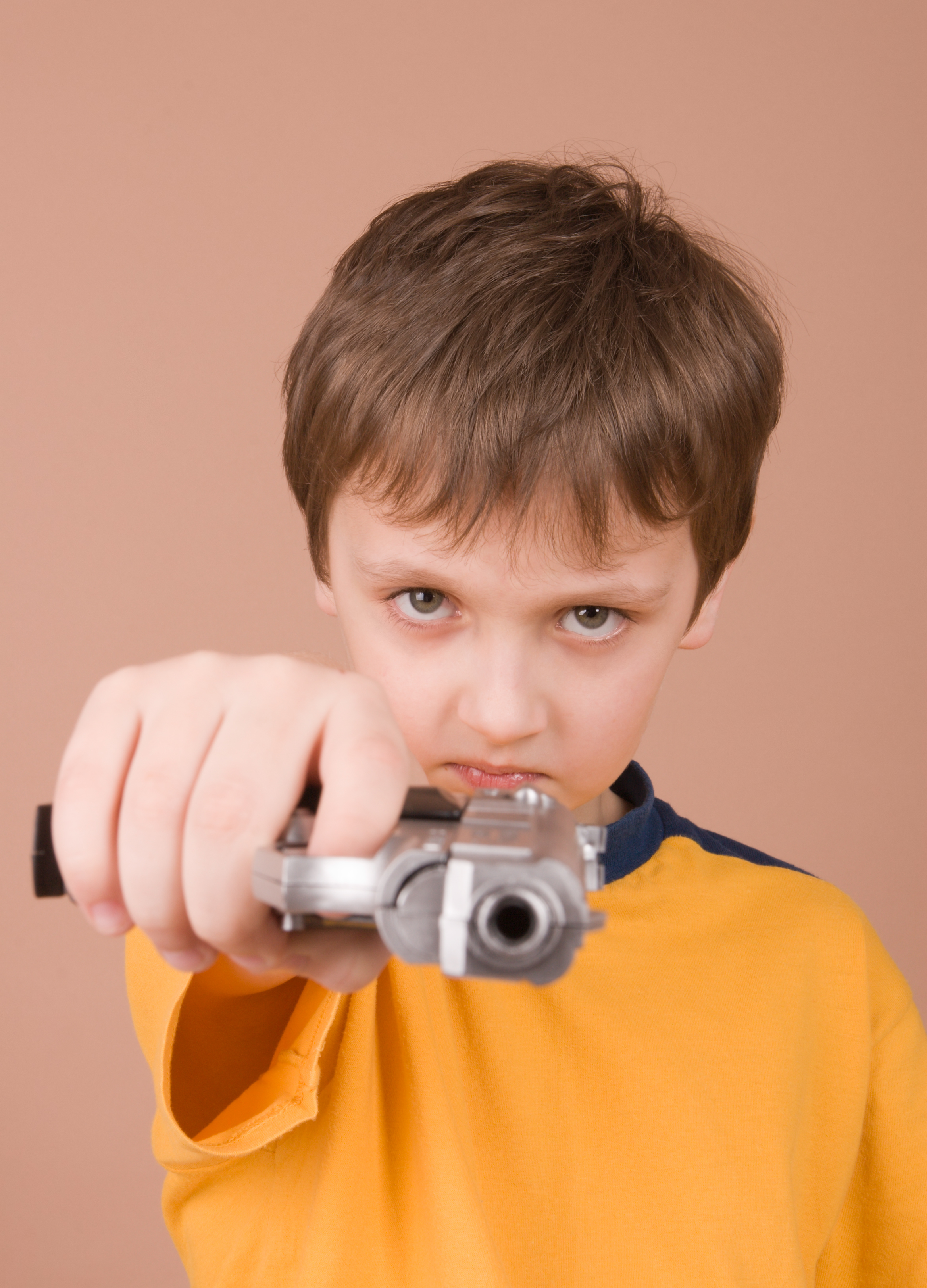 Bambino rom con la pistola: incita al razzismo