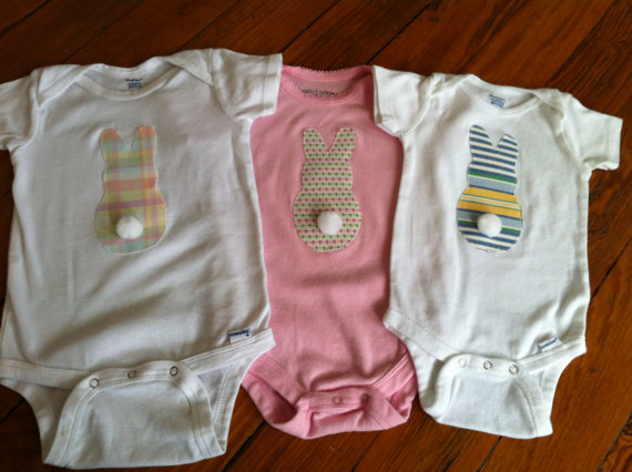 Abbigliamento per il neonato: il body con la codina