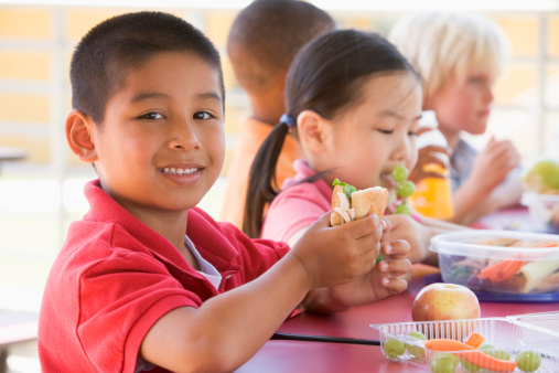 bambini che mangiano obesità infantile