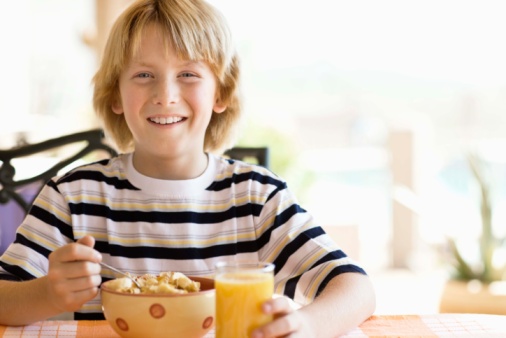 Alimentazione dei bambini, gli spuntini possono combattere l'obesità infantile?