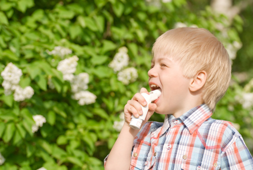 Bambini con l’asma, come godersi le vacanze