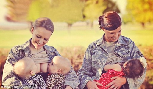 Donne soldato allattano in uniforme: è polemica negli USA