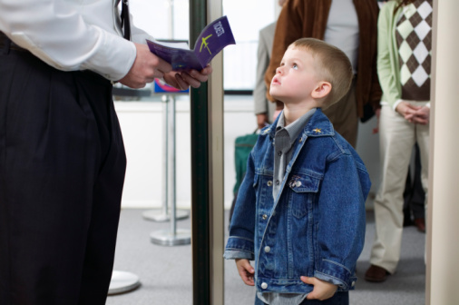 Viaggi nell’Unione Europea, ora per i minori è obbligatorio il passaporto 